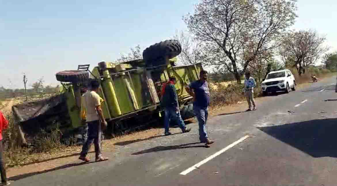 हार्वेस्टर-पिकअप की आमने सामने भिड़ंत, ड्राईवर हुआ घायल