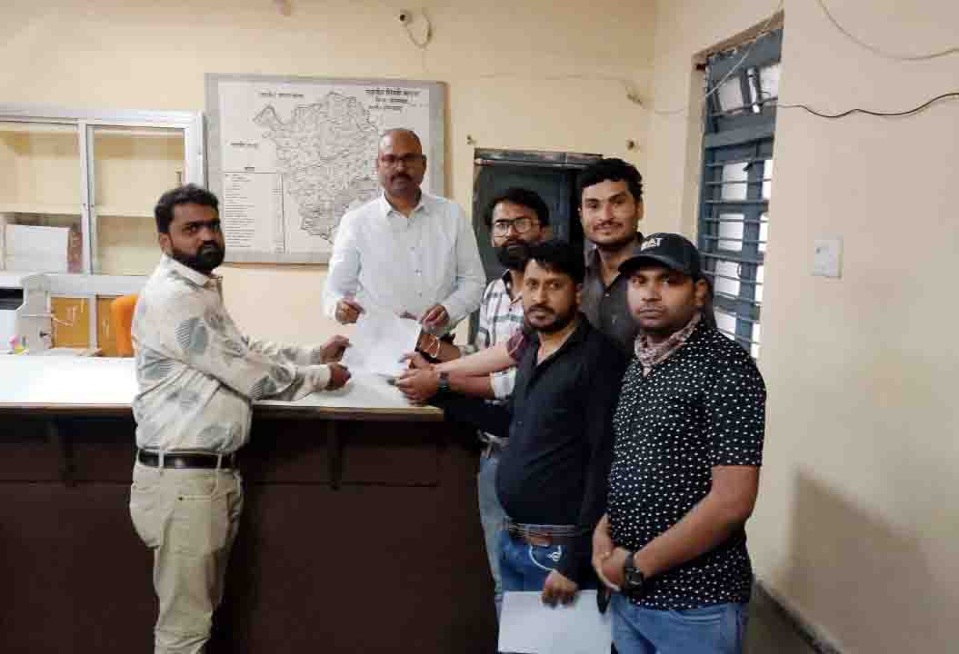 Printing Press संचालकों ने सौंपा ज्ञापन, नपा पर बाहर के व्यक्ति को कम रेट में टेंडर देने का आरोप