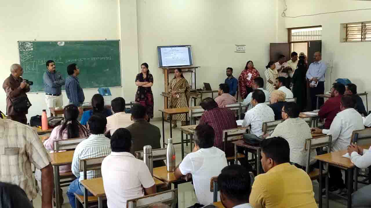 लोकसभा चुनाव में व्यवस्था देखने पहुंची कलेक्टर, मतदान केंद्रो पर सुविधाओं के लिए दिए निर्देश