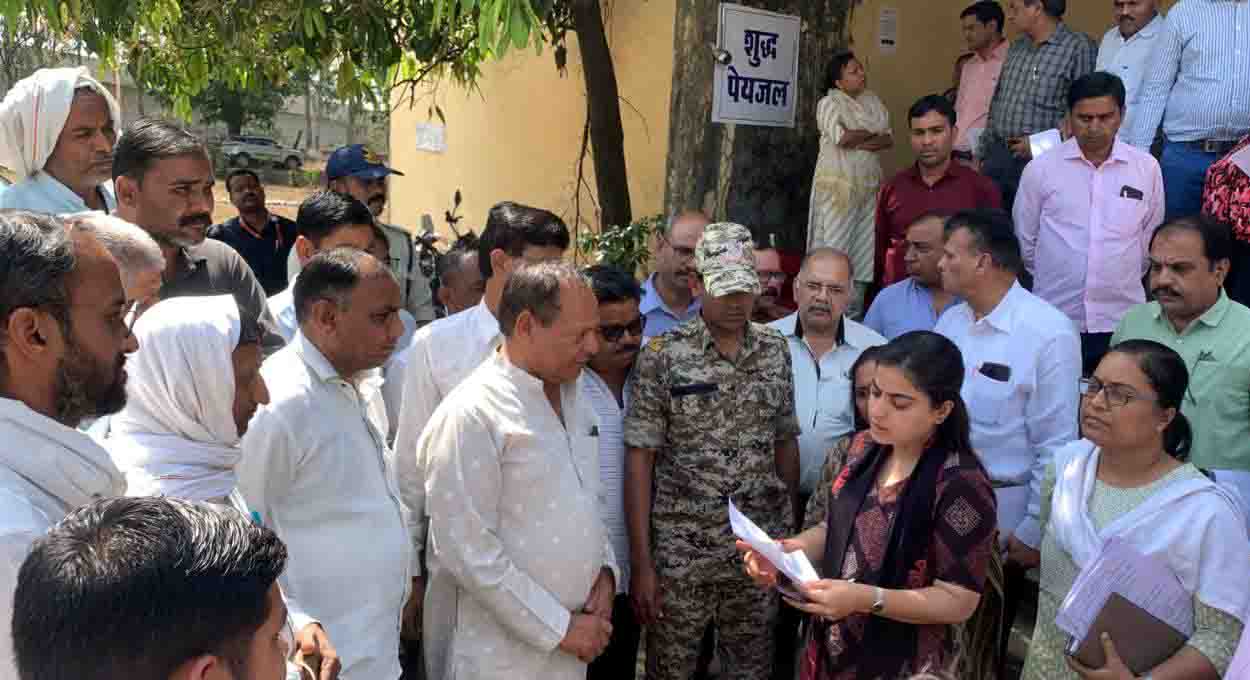 नहर के पानी की मांग को लेकर किसानो ने सौंपा ज्ञापन, दी चुनाव बहिष्कार की चेतावनी