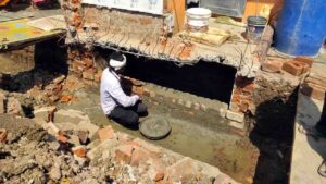 नाली निर्माण में सरपंच पर मनमाने तरीके से काम करने का आरोप, सचिव बोली की सरपंच ने तुड़वा दिए मकान