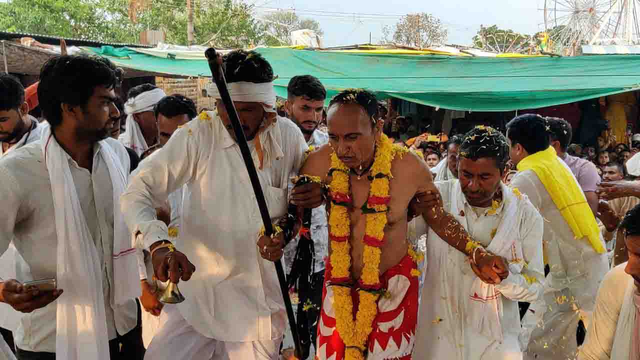 नीम के पेड़ के नीचे भीलट बाबा ने छह माह के लिए की भविष्यवाणी: दर्शन करने उमड़े हजारो श्रृद्धालु