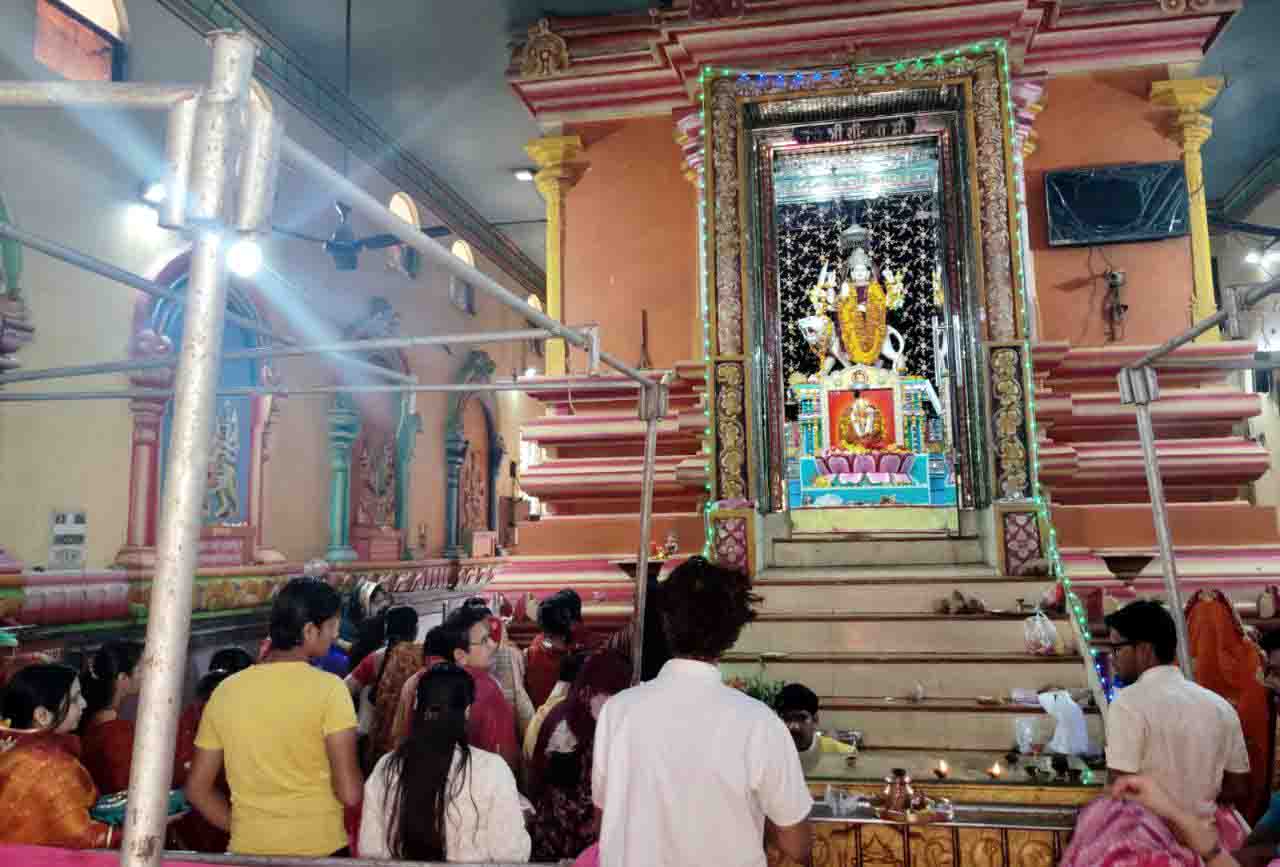 शीतला सप्तमी आज: शीतला माता मंदिर में दर्शन करने के लिए बड़ी संख्या में पहुंचे श्रद्धालु
