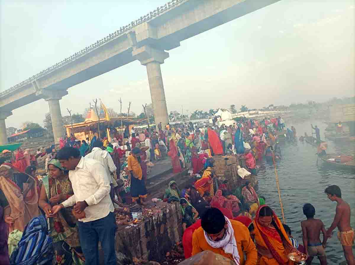सोमवती अमावस्या पर नर्मदा तटो पर उमड़ा भक्तों का सैलाब, श्रद्धालु नर्मदा में लगा रहे आस्था की डुबकी
