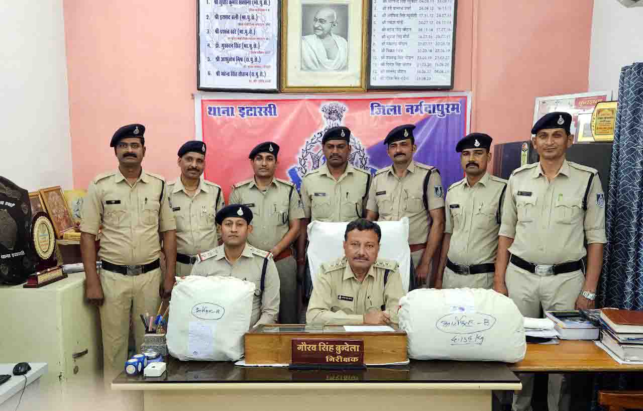 2 गांजा तस्करों को 7.278 किलो गांजा व एक मोटर साईकिल के साथ पुलिस ने किया गिरफ्तार