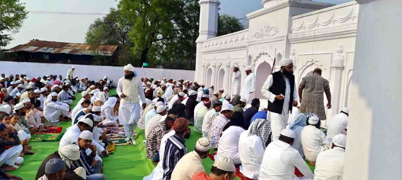 मुस्लिम समाज ने मनाई ईद: ईदगाह में बड़ी संख्या में मुस्लिम समाज के लोगों ने अदा की नमाज