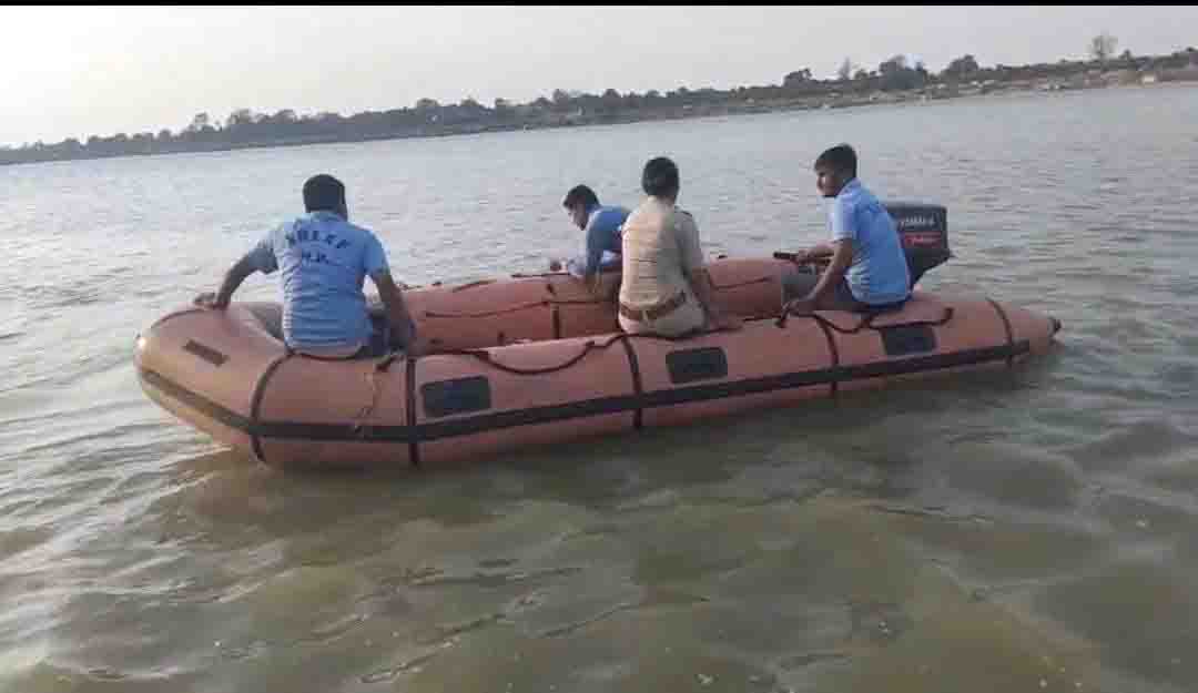 अंतिम संस्कार में शामिल होने के बाद नहा रहा व्यक्ति नर्मदा नदी में डूबा, तलाश जारी