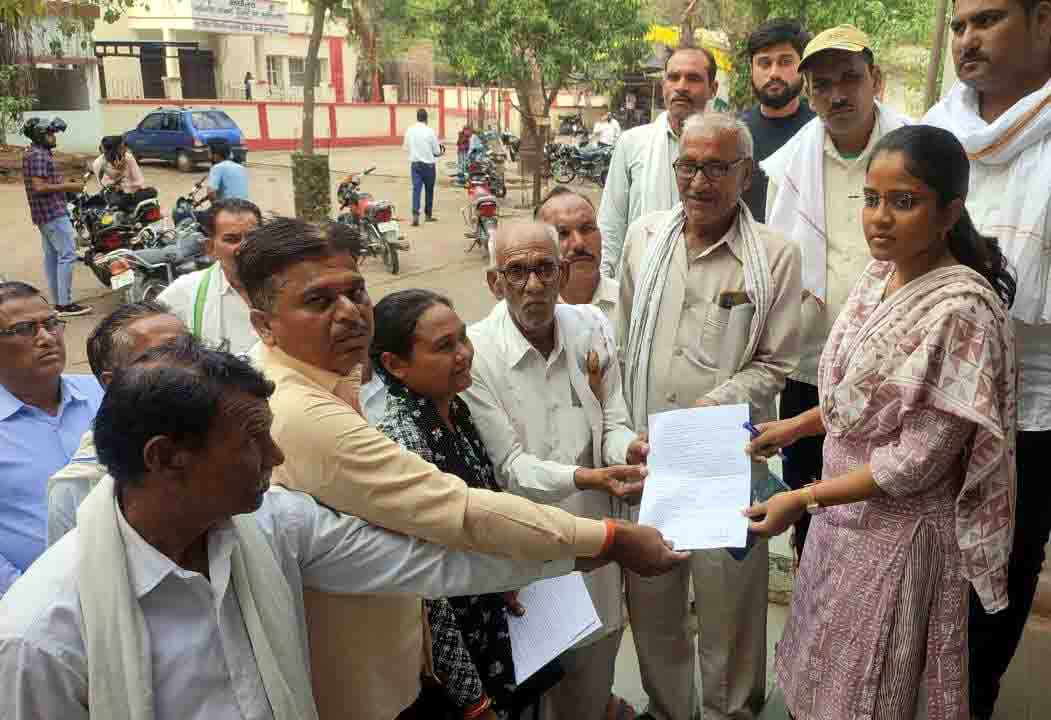 लोकसभा चुनाव का बहिष्कार: प्रधानमंत्री सड़क योजना में घटिया निर्माण के कारण ग्राम वासियों ने ज्ञापन सौंप लिया निर्णय
