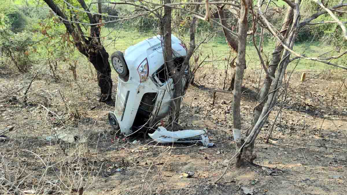 अनियंत्रित कार सड़क से उतर खाई में गिरकर पलटी, चालक बाल-बाल बचा