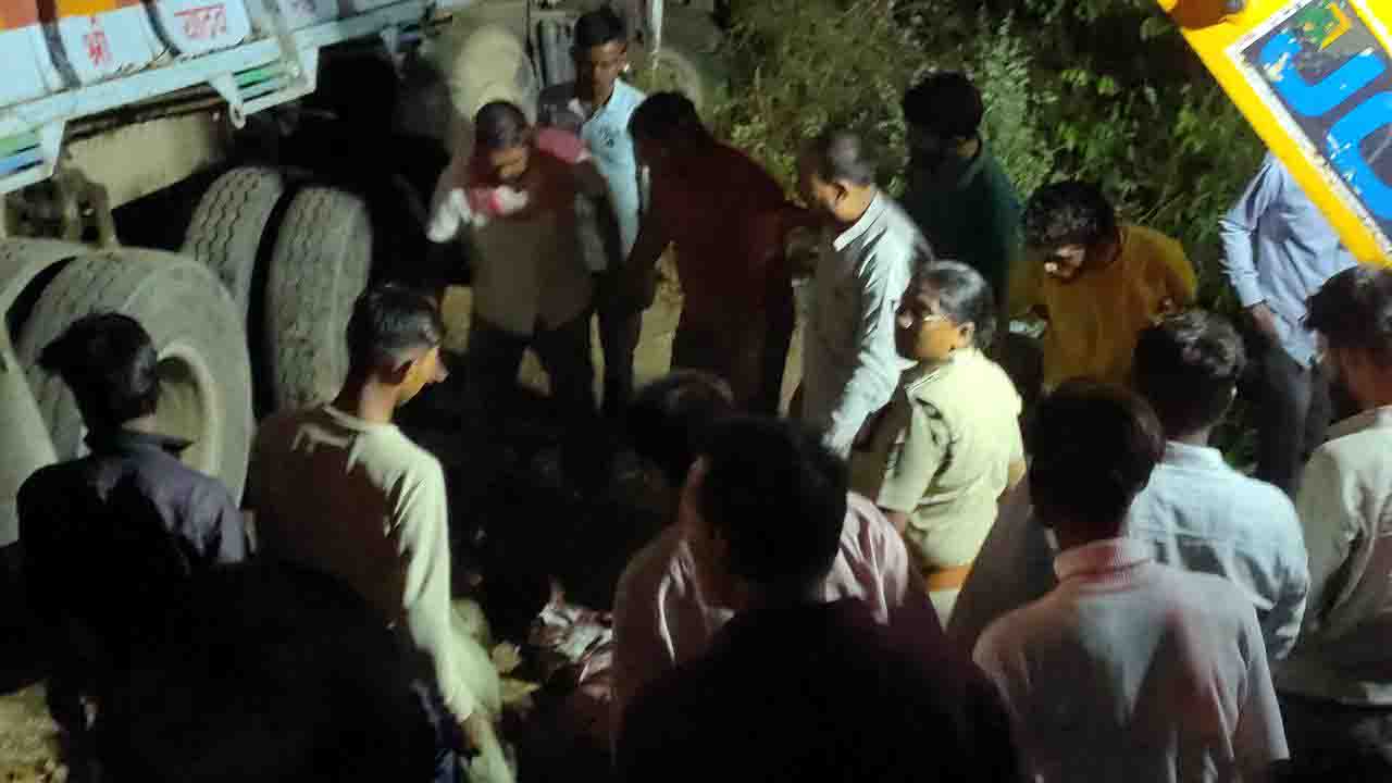 ट्रक ने बाइक सवार को रौंदा: खंडवा जिले के 3 लोगों की हुई मौत नर्मदापुरम-हरदा मुख्य मार्ग पर हुआ हादसा