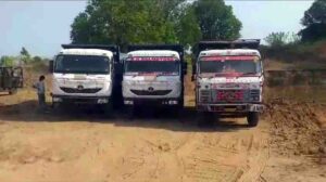 पंचायत की अनुमति नहीं और शासकीय तालाब को खोद निकाली जा रही मिट्टी: सचिव बोले पहले भी खुदाई को बंद करवाया गया था