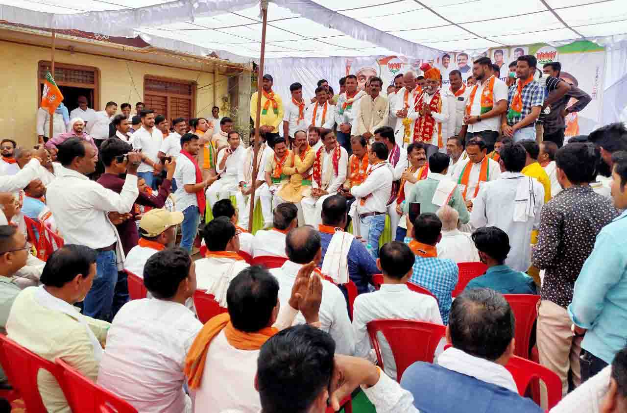 सैकड़ों कांग्रेस कार्यकर्ताओं ने लोकसभा चुनाव से पहले छोड़ा साथ, थामा बीजेपी का दामन