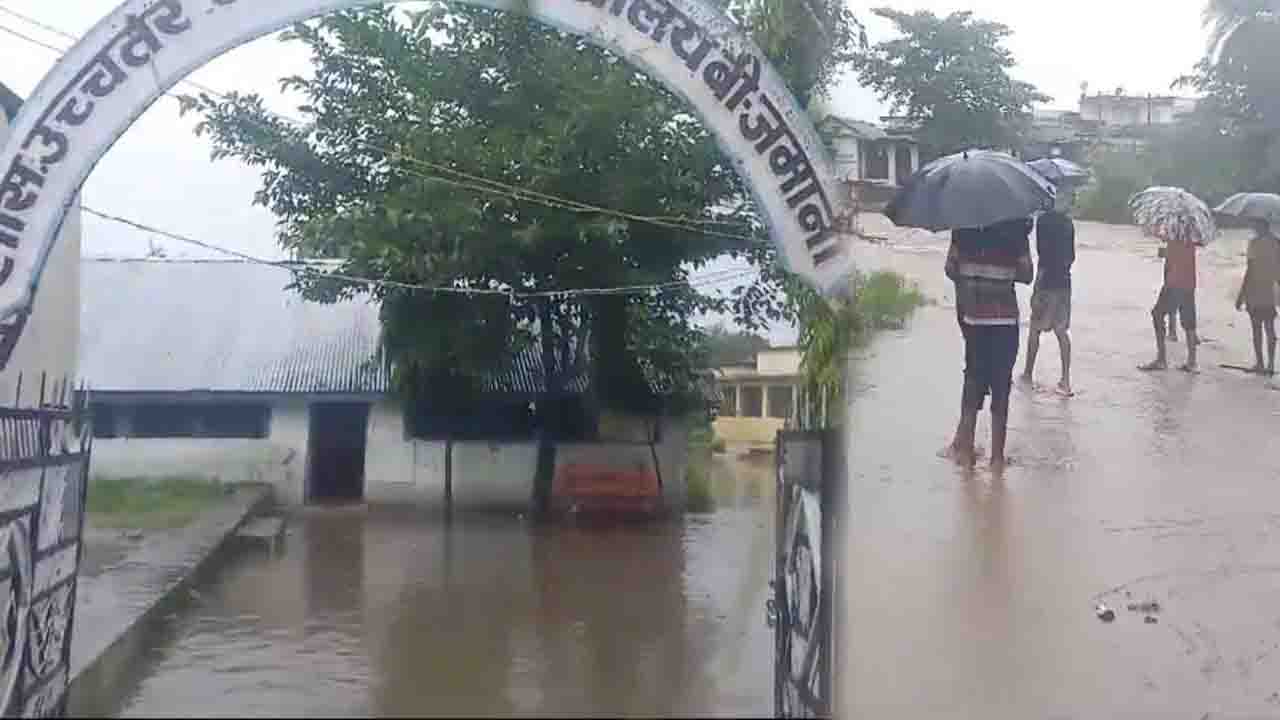 रात से हो रही बारिश नदी नाले उफान पर: ग्राम बी जमानी में स्कूल सहित गाँव में घुसा बाढ़ का पानी