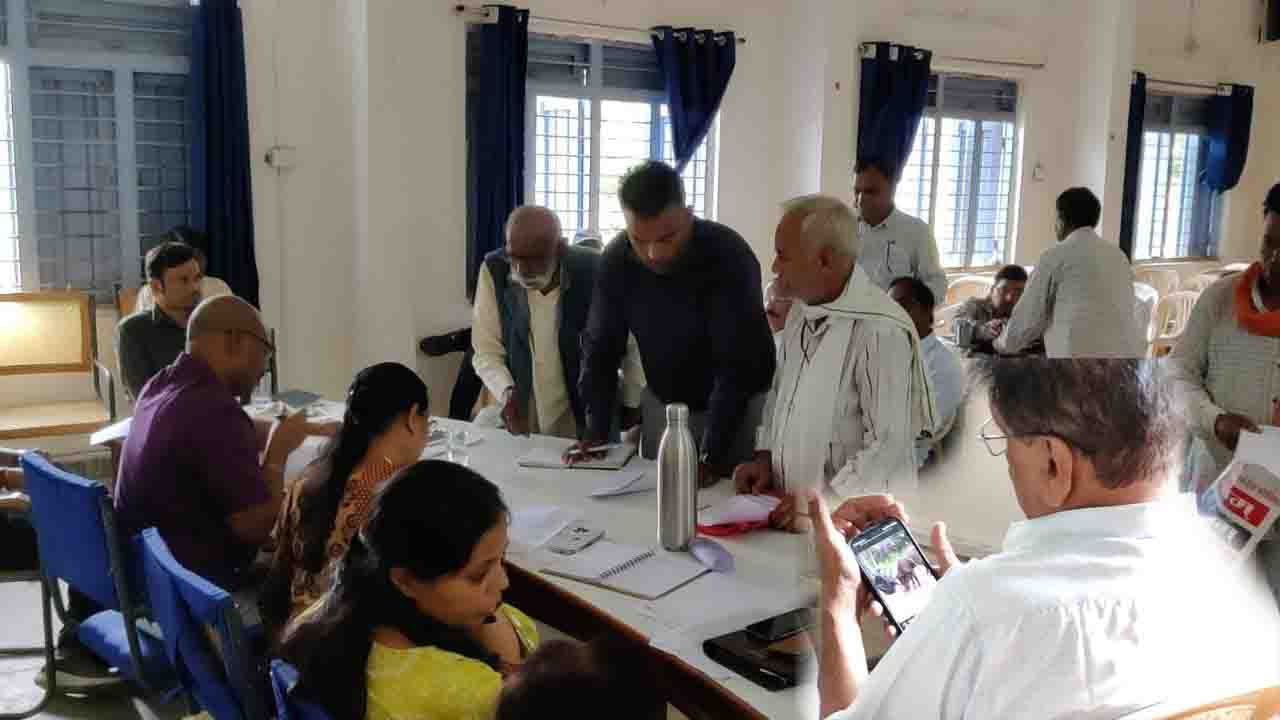 जनसुनवाई पुनः हुई प्रारंभ: पहले दिन आये 12 शिकायती आवेदन, कई अधिकारी देखते रहे मोबाइल में विडियो