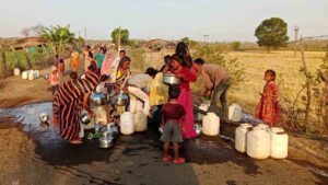 एक साल से ठप नल-जल योजना, महिलाएं और बच्चे एक किलोमीटर दूर से ढो रहे पानी, 1738 परिवारों पर पेयजल संकट का साया
