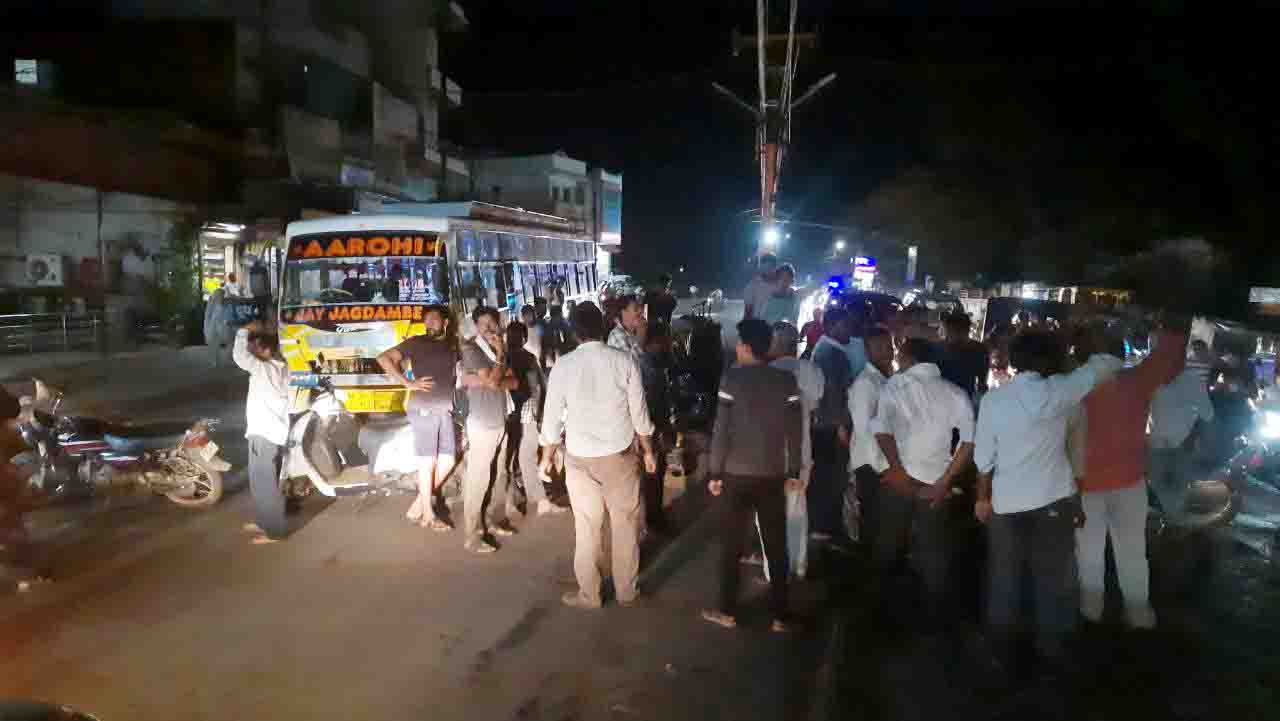 भीषण गर्मी में 2 दिन से बिजली गोल: देर रात विद्युत विभाग कार्यालय के सामने ग्रामीणों ने किया चक्काजाम