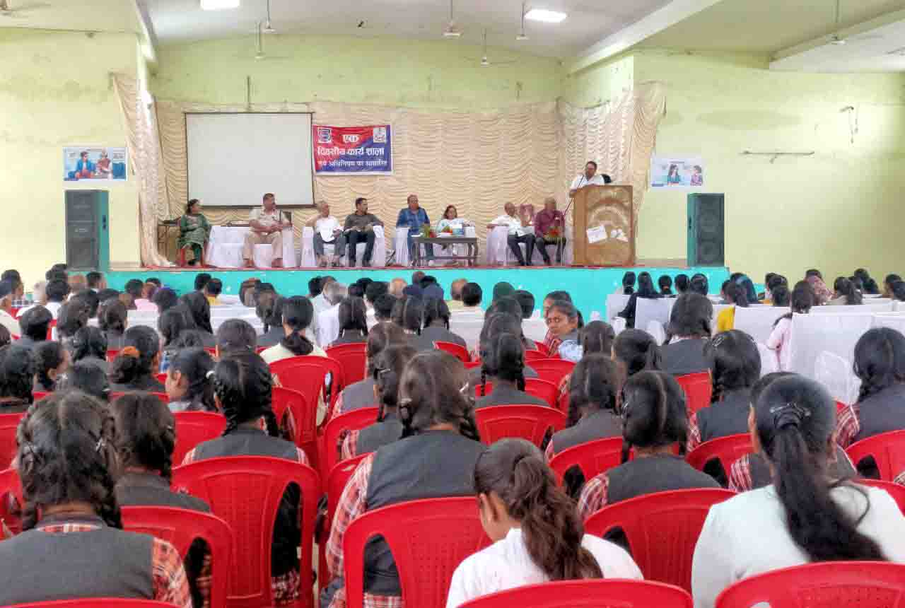 दंड का अंत, आज से न्याय का आरंभ: कार्यशाला में बोले एडीपीओ "ये जो बाबु सोना या प्यार में धोखा होता था तो ये अब नहीं चलेगा