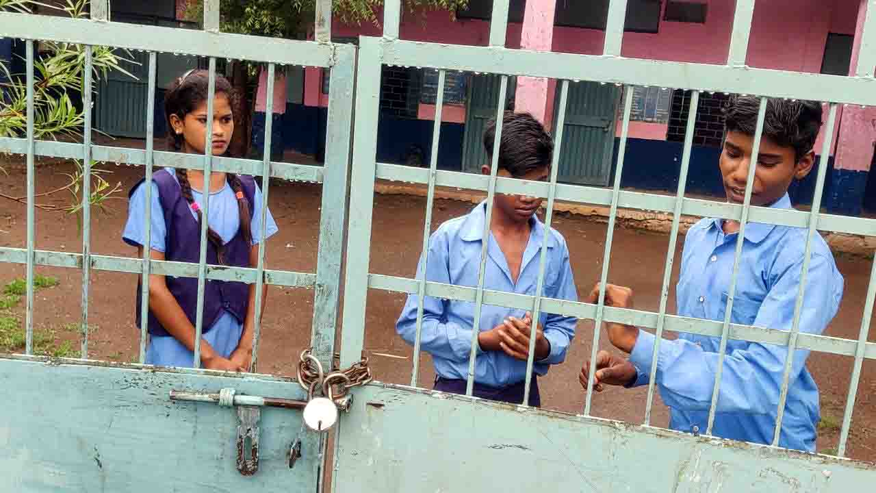 स्कूल में लटके ताले : फेंसिंग कूद स्कूल के अन्दर शिक्षक का इन्तजार करते रहे विद्यार्थी, बीआरसी बोली शिक्षक विहीन है शाला