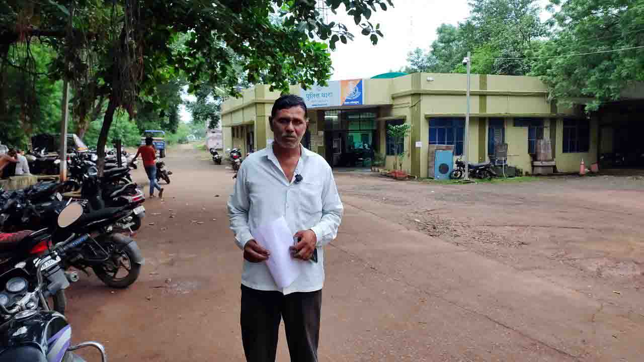 बैंक में पैसे जमा करने गए किसान से धोखाधड़ी: किसान पर बिस्किट का घोल डाल बदमाशों ने उड़ा लिए 1 लाख रुपये