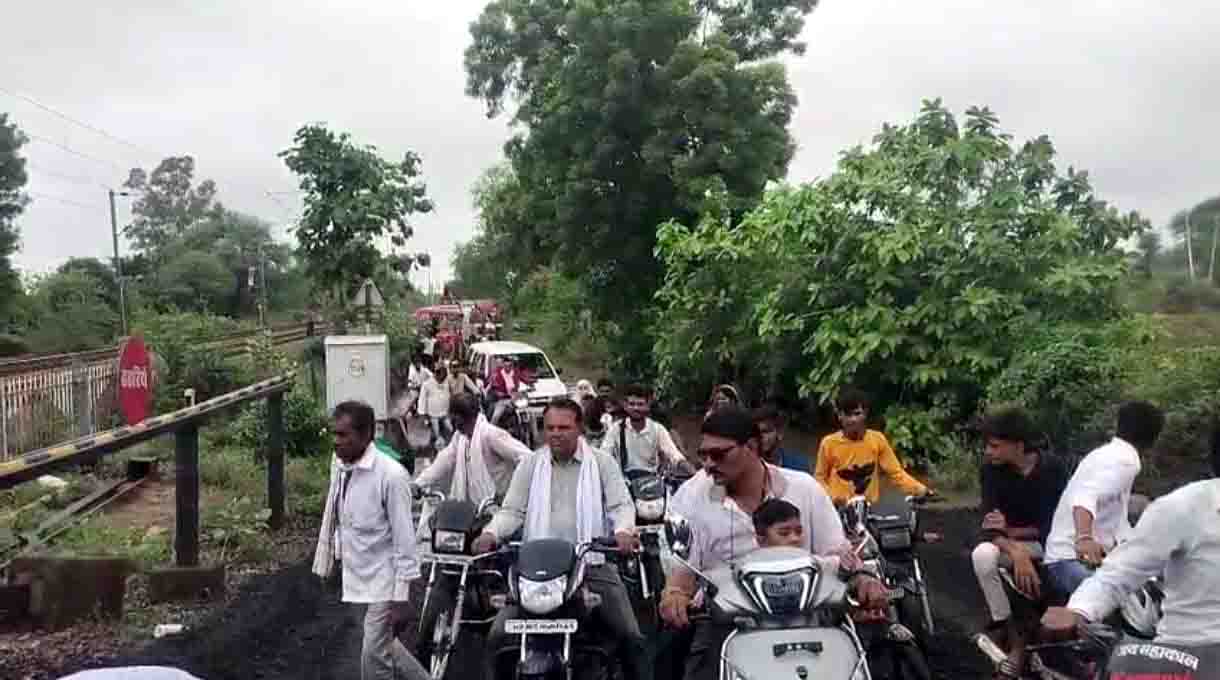 झकलाय रेलवे गेट के पास बने कच्चे एप्रोच रोड पर भरा बारिश का पानी, लगा जाम