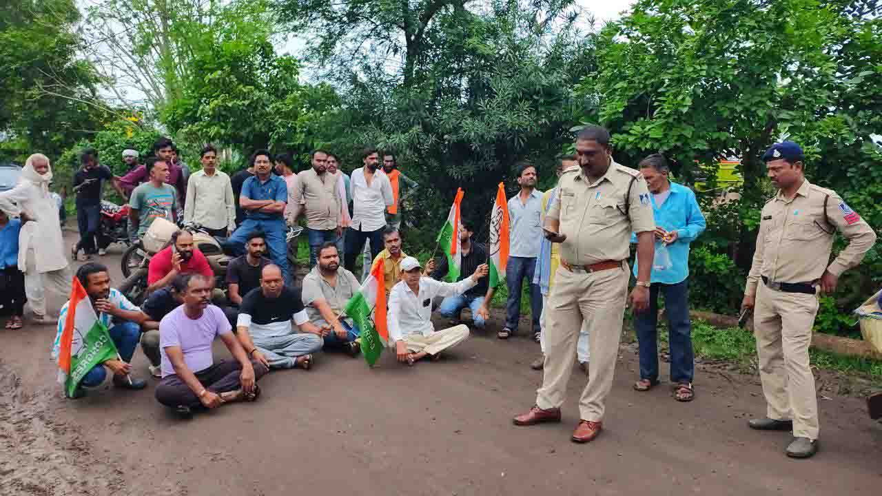 अप्रोच रोड बनाने की मांग, झकलाय रेलवे गेट के पास नगर कांग्रेस कार्यकर्ताओं ने किया चक्काजाम