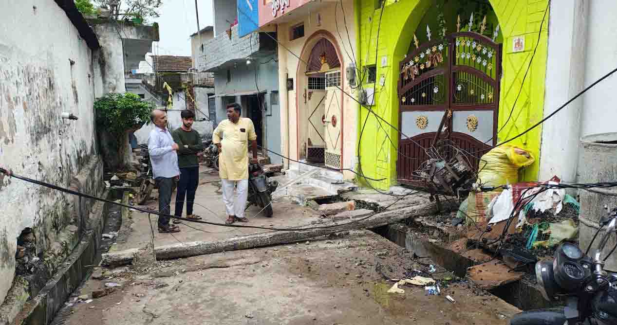 रिहायसी गली में गिरा बिजली का खम्बा, बड़ा हादसा टला