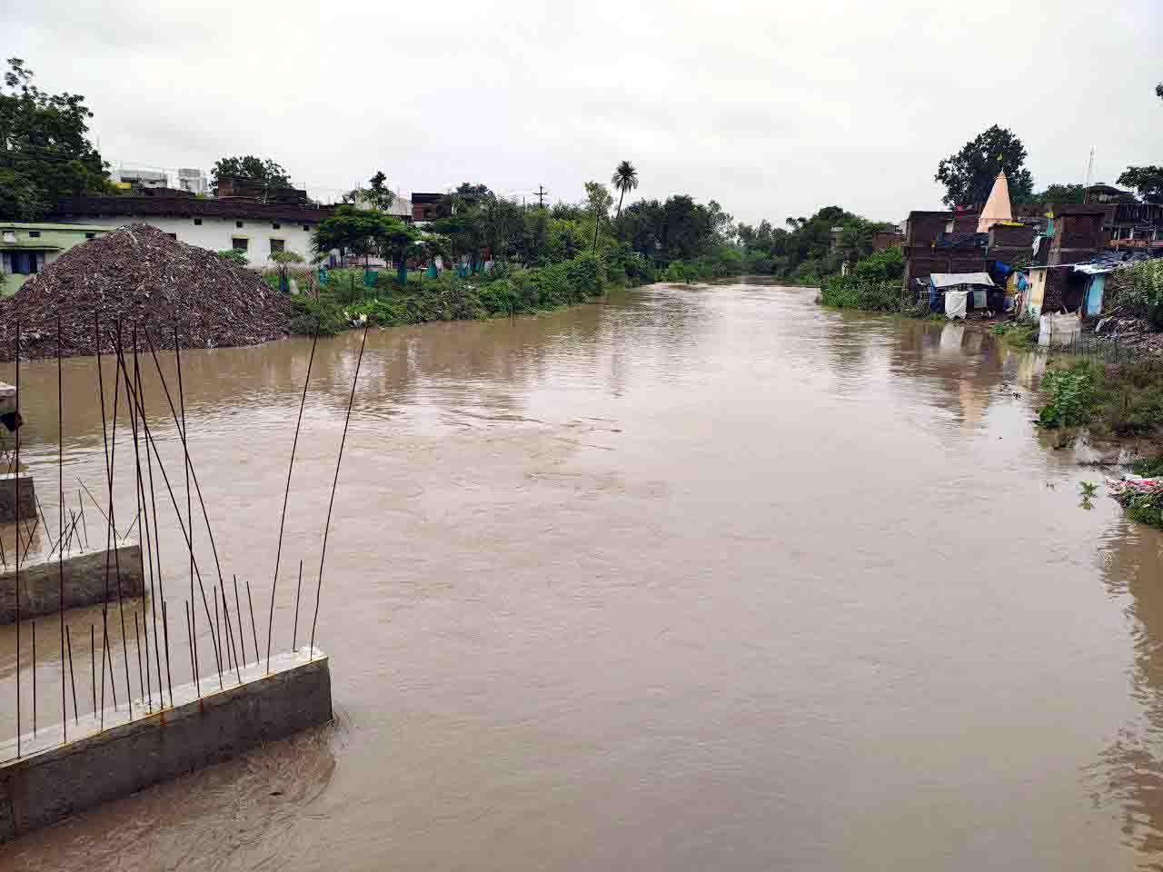 सिवनी मालवा में रात में हुई मूसलाधार बारिश, तहसील क्षेत्र के नदी-नाले उफान पर, जनजीवन प्रभावित