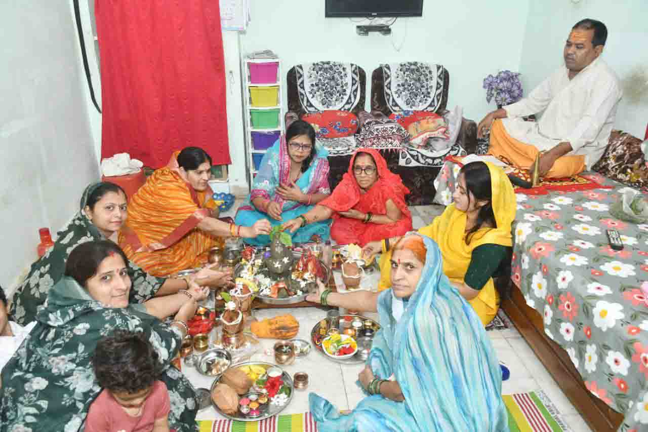 मिट्टी के शिवलिंग की पूजा करते हुए महिलाएं
