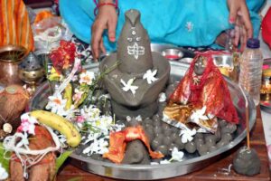 श्रृंगारित शिव परिवार की प्रतिमाएं