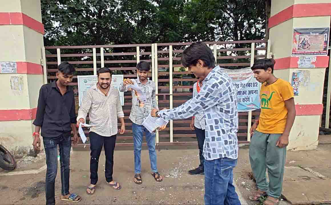 NSUI ने किया एनसीईआरटी मॉड्यूल का विरोध, कुसुम महाविद्यालय गेट पर मॉड्यूल का पर्चा जलाकर जताया आक्रोश