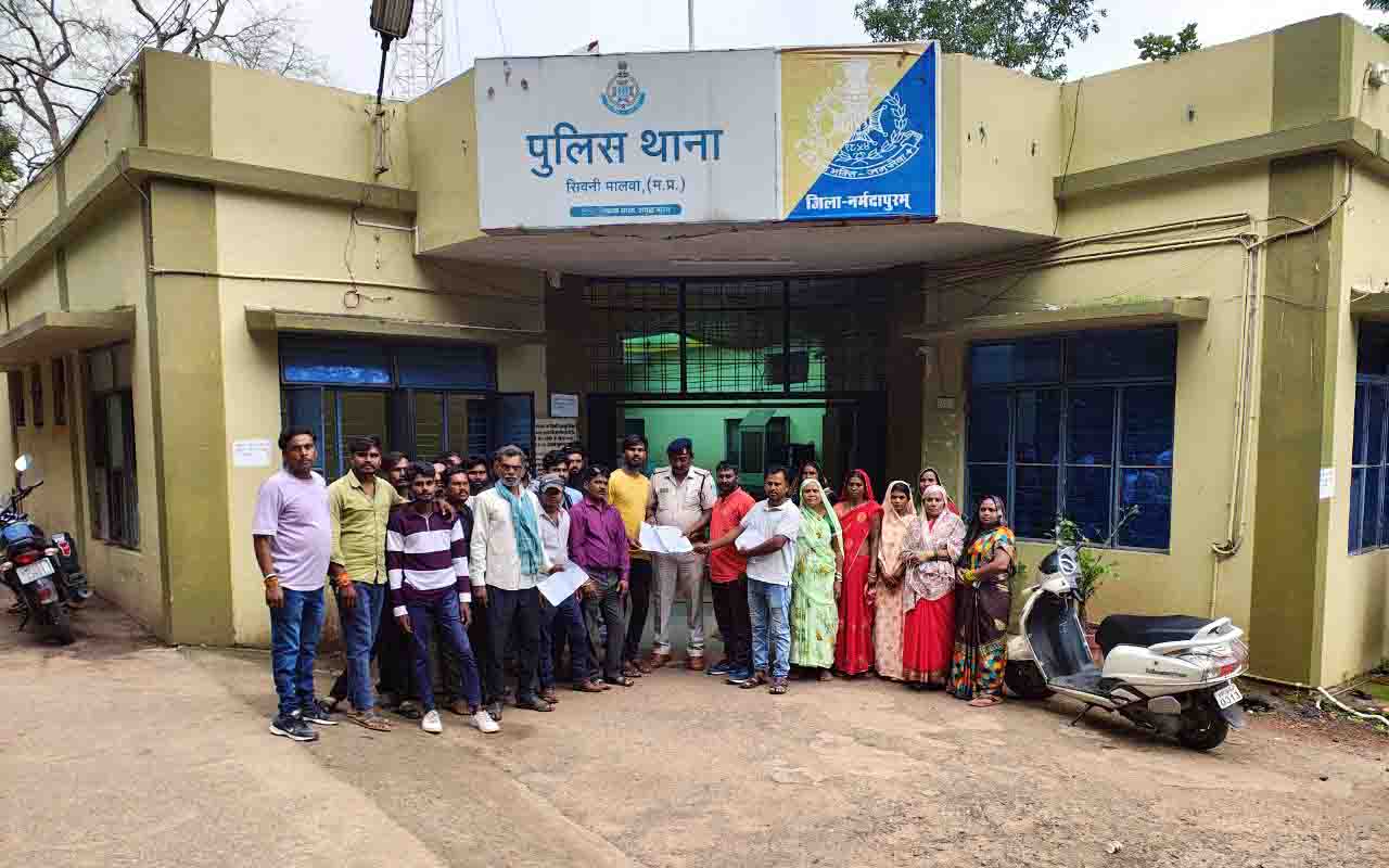धमासा ग्राम के ग्रामीणों ने अवैध शराब बिक्री रोकने की मांग को लेकर सौंपा आवेदन