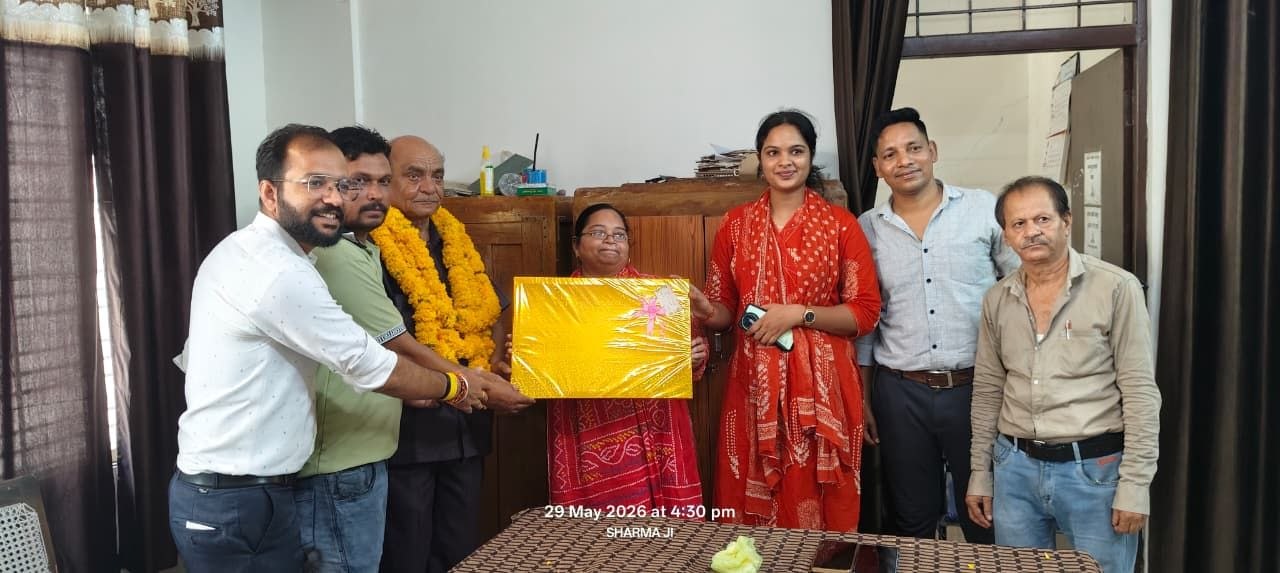 जनसंपर्क कार्यालय के सिनेमा ऑपरेटर रविंद्र शर्मा हुए सेवानिवृत्त, कर्मचारियों ने दी भावभीनी विदाई