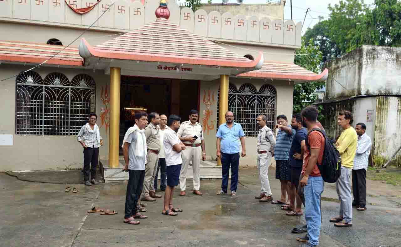 खेड़ापति मंदिर में चोरी, दान पेटी के रुपये और सामान ले गए बदमाश, सीसीटीवी में कैद हुए आरोपी