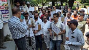 इकलानी-नाहरकोला मार्ग की बदहाली से ग्रामीण परेशान, सड़क निर्माण की मांग को लेकर सौंपा ज्ञापन