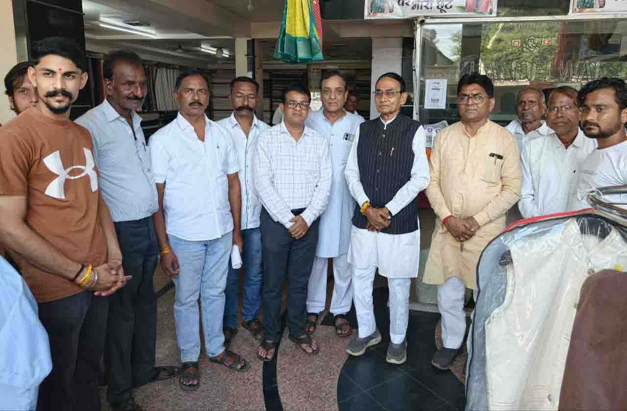 शीतला माता मंदिर के विकास के लिए घोषित 3.50 लाख की राशि जारी करने की मांग, विधायक प्रेमशंकर वर्मा को सौंपा आवेदन