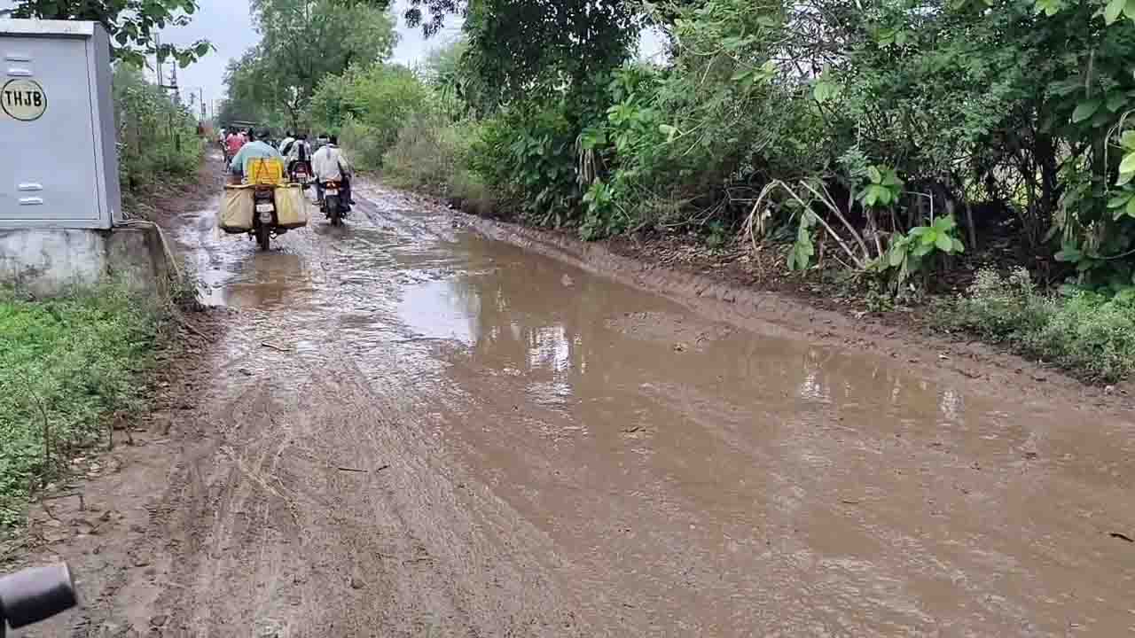 ओवरब्रिज निर्माण के लिए मुख्य मार्ग बंद: पक्का अप्रोच रोड नहीं होने से कीचड़ में निकलने को मजबूर ग्रामीण