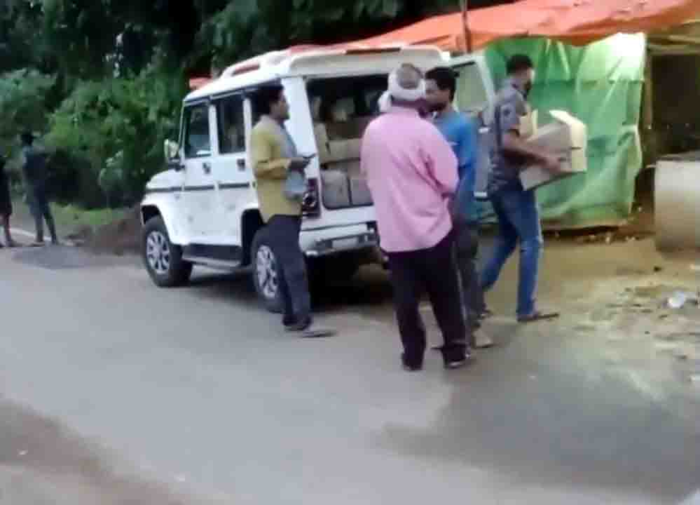 अधिकारीयों की मिलीभगत या ठेकेदार का रसूख, चारपहिया वाहन से गाँवों की दुकानों में दी जा रही शराब